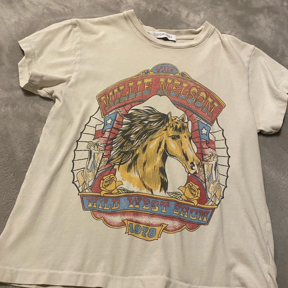 Daydreamer Willie Nelson tee.